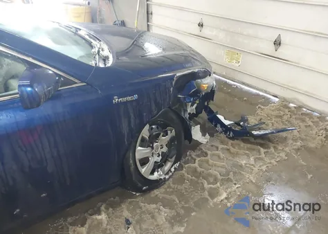 2011 Toyota Camry Hybrid z USA, uszkodzony, nr VIN 4T1BB3EK0BU136652